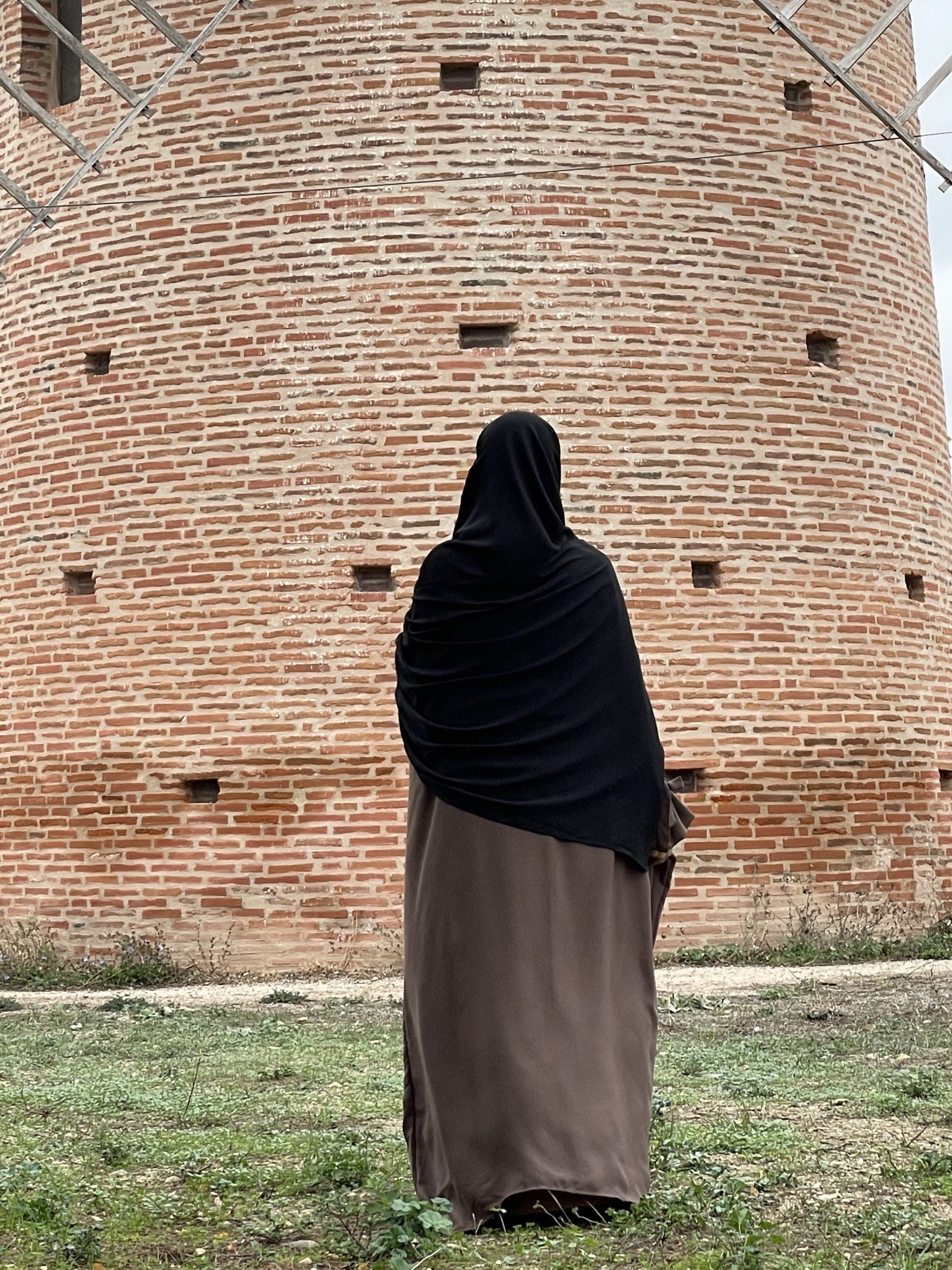 Hijab Cover me noir et abaya hana taupe