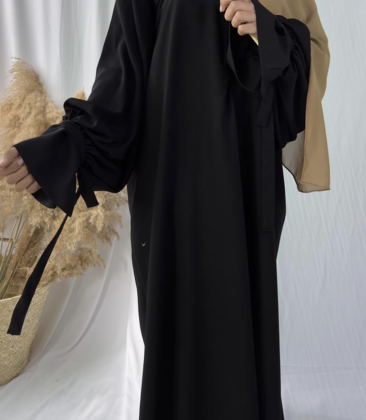 Abaya Mariam manches bouffantes à nouer et tissu caviary Noir
